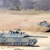 Xe tăng Type-10 (trái) và Type 74 của Lực lượng phòng vệ mặt đất Nhật Bản tham gia tập trận ngày 10/1. (Ảnh: AFP/TTXVN)