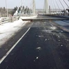 Cầu Nipigon River mới được thông xe đã bất ngờ tách làm đôi. (Ảnh: cbc.ca)