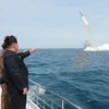 Nhà lãnh đạo Triều Tiên Kim Jong-un theo dõi một vụ thử thử tên lửa. (Nguồn: KCNA)