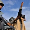  Cảnh sát Afghanistan kiểm tra an ninh trong chiến dịch quân sự ở tỉnh Ghazni ngày 6/1. (Ảnh: THX/TTXVN)