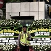 Cảnh sát Indonesia gác trước khu vực đặt hoa tưởng niệm các nạn nhân vụ tấn công ở Jakarta ngày 15/1. (Ảnh: AFP/TTXVN)