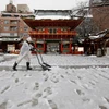 Một người công nhân dọn tuyết ở thủ đô Tokyo ngày 18/1. (Ảnh: Reuters)