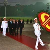 Lãnh đạo Đảng, Nhà nước và đại biểu dự Đại hội đại biểu toàn quốc lần thứ XII của Đảng đến đặt vòng hoa và vào Lăng viếng Chủ tịch Hồ Chí Minh. (Nguồn: TTXVN)