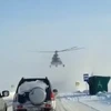 Máy bay trực thăng Mi-8 hạ cánh đón khách trên đường cao tốc
