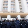 Cảnh sát Moldova triển khai bên ngoài tòa nhà Quốc hội để ngăn chặn những người biểu tình quá khích. (Ảnh: AFP/TTXVN)
