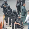 Cảnh sát Indonesia làm nhiệm vụ tại hiện trường vụ tấn công Jakarta ngày 14/1 vừa qua. (Ảnh: AFP/TTXVN)