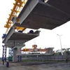 Lắp đặt dầm cầu đầu tiên tuyến Metro số 1 Bến Thành-Suối Tiên. (Ảnh: Hoàng Hải/TTXVN)