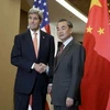 Ngoại trưởng Trung Quốc Vương Nghị và người đồng cấp Mỹ John Kerry bắt tay trước cuộc hội đàm. (Nguồn:Reuters)