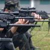 Lính bắn tỉa Trung Quốc "khoe" kỹ năng dưới trời mưa tầm tã