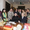 Tổng Bí thư Nguyễn Phú Trọng đến thăm, chúc thọ đồng chí Đỗ Mười, nguyên Tổng Bí thư Ban Chấp hành Trung ương Đảng bước sang tuổi 100 với 76 tuổi Đảng. (Ảnh : Trí Dũng/TTXVN)