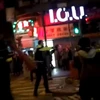 Video cảnh sát Hong Kong nổ súng trấn áp kẻ quá khích
