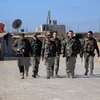 Binh sỹ Syria tuần tra tại thị trấn Tal Jabin, phía bắc thành phố Aleppo sau khi giành lại quyền kiểm soát thành phố này. (Nguồn: AFP/TTXVN)