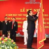  Chủ tịch nước Trương Tấn Sang gắn Huân chương Độc Lập hạng Ba lên lá cờ truyền thống của Bệnh viện Bạch Mai. (Ảnh: Nguyễn Khang/TTXVN)