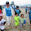 Các em thiếu nhi cũng hào hứng tham gia chạy chân trần cùng gia đình ở cự ly 2km trên biển Đà Nẵng. (Ảnh: Lê Lâm/TTXVN)