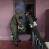 Binh lính Cuba đi phun thuốc diệt muỗi. (Ảnh: Reuters)