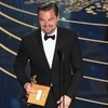 Leonardo DiCaprio vui mừng với Tượng vàng Oscar trên tay. (Ảnh: Getty Images)