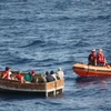 Lực lượng chức năng Mỹ tiếp cận một thuyền chở người di cư Cuba hồi năm 2014. (Nguồn: AP)