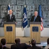 Tổng thống Israel Reuven Rivlin (phải) và Phó Tổng thống Mỹ Joe Biden tại cuộc họp báo sau cuộc gặp. (Ảnh: THX/TTXVN)