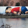 Bức graffiti về bé Alan Kurdi. (Nguồn: Getty Images) 