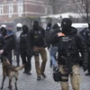 Lực lượng an ninh Bỉ trong cuộc vây bắt Salah Abdeslem. (Ảnh: AFP/TTXVN)