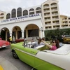 Du khách bên ngoài khách sạn ở La Habana. (Nguồn: Reuters)