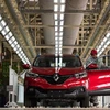 Công nhân lắp ráp ôtô tại nhà máy liên doanh Dongfeng-Renault ở Vũ Hán, tỉnh Hồ Bắc, Trung Quốc. (Nguồn: AFP)