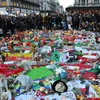 Quảng trường La Bourse trở thành nơi không thể thiếu để mọi người tới bày tỏ cảm xúc, sau loạt vụ tấn công khủng bố hôm 22/3. (Ảnh: Hương Giang/Vietnam+)