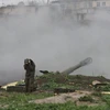 Quân nhân Armenia thuộc Lực lượng phòng vệ khu vực Nagorny Karabakh bắn đạn pháo về phía lực lượng Azeri từ tiền đồn ở thị trấn Martakert thuộc Nagorny Karabakh ngày 3/4. (Ảnh: AFP/TTXVN)