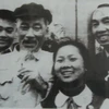 Nhà báo Bùi Đình Túy (ngoài cùng bên phải) được chụp ảnh chung với Bác Hồ. (Nguồn: trianlietsi.vn) 