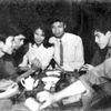 Phóng viên GP 10 chung vui cùng vợ chồng Vũ Long Sơn-Vương Nghĩa Ðàn trong ngày cưới tại chiến khu TTXGP - rừng Tây Ninh năm 1974. (Nguồn: TTXVN)