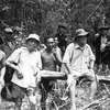 Ông Lê Quang Nghĩa (áo trắng, đứng giữa) trong một lần băng rừng tìm hài cốt đồng đội. (Nguồn: TTXVN)