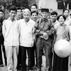 Tiễn Phó Tổng biên tập VNTTX Trần Thanh Xuân (người đội mũ) dẫn đầu đoàn phóng viên GP10 vào chiến trường miền Nam năm 1973. (Nguồn: TTXVN)
