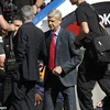 Wenger khá lạnh nhạt khi bắt tay Mourinho. (Nguồn: AFP/Getty Images)
