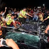 Nhân viên cứu hộ và các tình nguyện viên giải cứu nạn nhân bị mắc kẹt trong ôtô sau trận động đất ở Guayaquil, Ecuador. (Nguồn: AFP/TTXVN)
