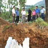 Phó chủ tịch tỉnh Hà Giang kiểm tra công tác khắc phục hậu quả. (Ảnh: Duy Tuấn/TTXVN)