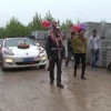 Bố mẹ chú rể hóa trang thành lừa kéo xe chở con dâu. (Nguồn: CCTV News)
