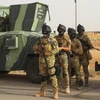 Các lực lượng Chính phủ Iraq làm nhiệm vụ trên tuyến đường cao tốc nối thành phố Ramadi với thị trấn Rutba ngày 16/5. (Nguồn: AFP/TTXVN)
