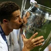 Ronaldo lần thứ 2 có vinh dự hôn cúp vô địch Champions League trong màu áo Real. (Nguồn: EPA)