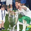 Ramos ăn mừng chức vô địch Champions League cùng con trai. (Nguồn: AFP/Getty Images)