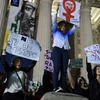 Biểu tình phản đối nhóm tội phạm đã hiếp dâm cô gái 16 tuổi. (Nguồn: AFP/Getty Images)