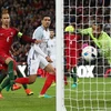 Smalling (áo trắng) giúp tuyển Anh giành chiến thắng. (Nguồn: Reuters)