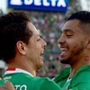 Chicharito (trái) ghi bàn, đưa Mexico vào tứ kết Copa America. (Nguồn: Getty Images)