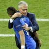 Deschamps ôm người hùng Payet sau bàn thắng quyết định. (Nguồn: AFP)