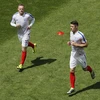 Rooney và Cahill khởi động trước trận đấu. (Nguồn: Reuters)