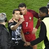 Ronaldo cố gắng cười khi chụp ảnh cùng người hâm mộ. (Nguồn: AFP/Getty Images)