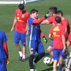 Iker Casillas thẳng tay tát Gerard Pique ngay trên sân tập