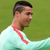 Ronaldo khoe kiểu tóc mới.