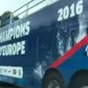 Chiếc xe bus được cho là để chở tuyển Pháp diễu hành ăn mừng. (Nguồn: DM)