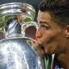 Ronaldo hôn cúp sau khi giành chức vô địch. (Nguồn: AP)