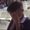 Cở động viên nhí của Campuchia khóc sau trận thua. (Ảnh chụp từ clip)